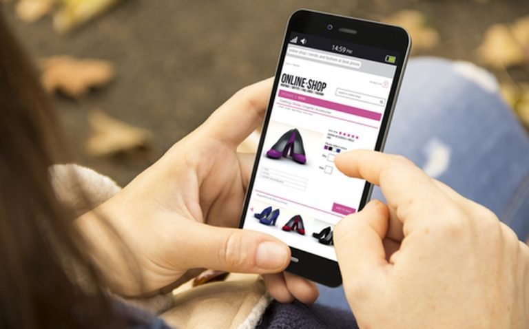 Mujer compra en línea con su celular