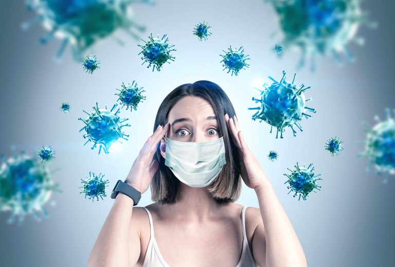 Mujer rodeada de virus