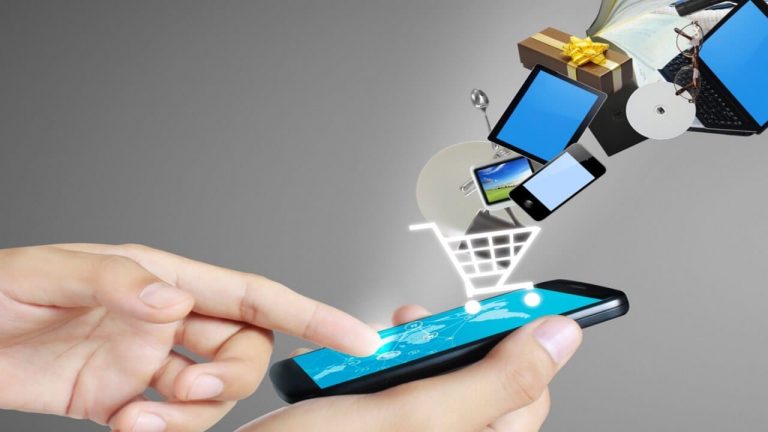 persona comprando por su teléfono