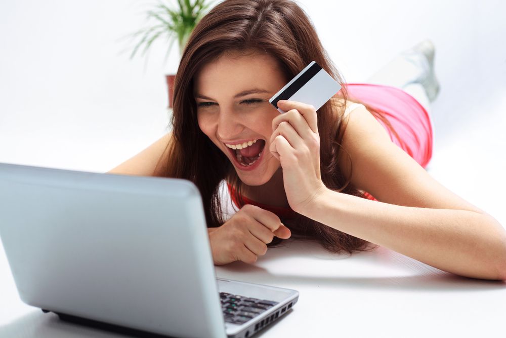 mujer feliz al comprar por internet