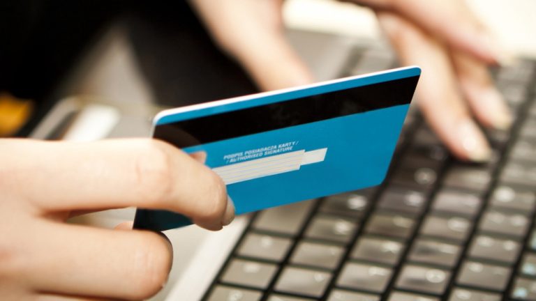 persona usando su tarjeta para compra en línea