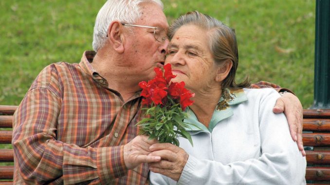 Una pareja de adultos mayores en el parque