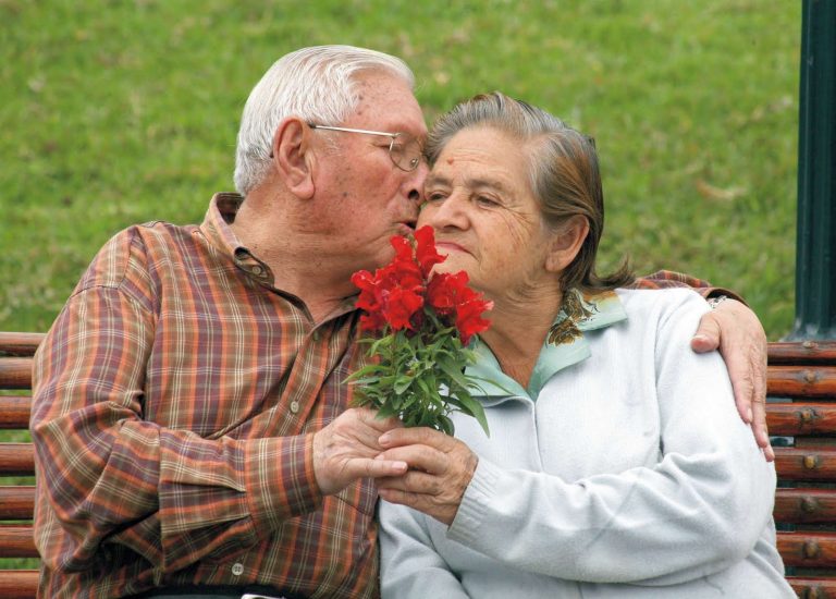 Una pareja de adultos mayores en el parque
