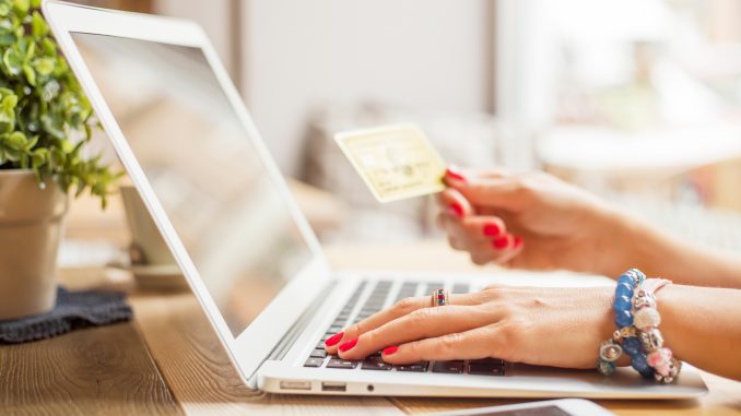 una mujer haciendo una compra o pago por internet