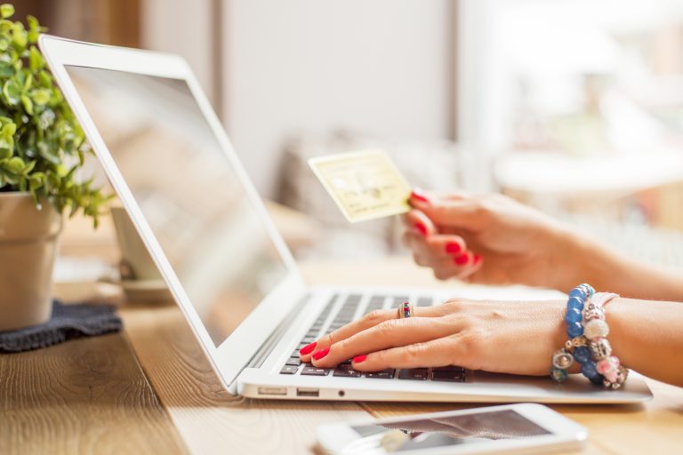 una mujer haciendo una compra o pago por internet