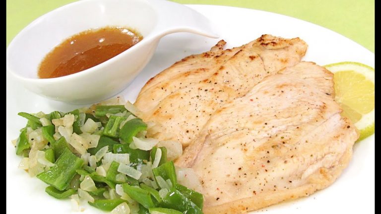 plato de comida con una pechuga de pollo