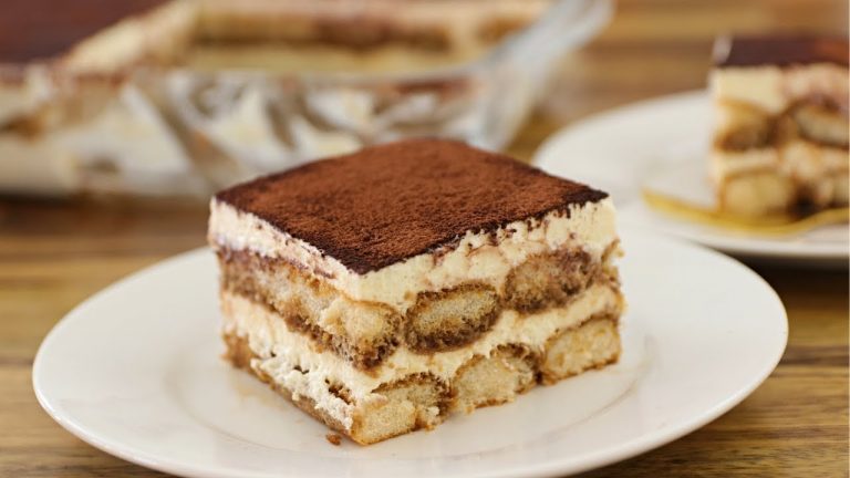plato de postre tiramisú