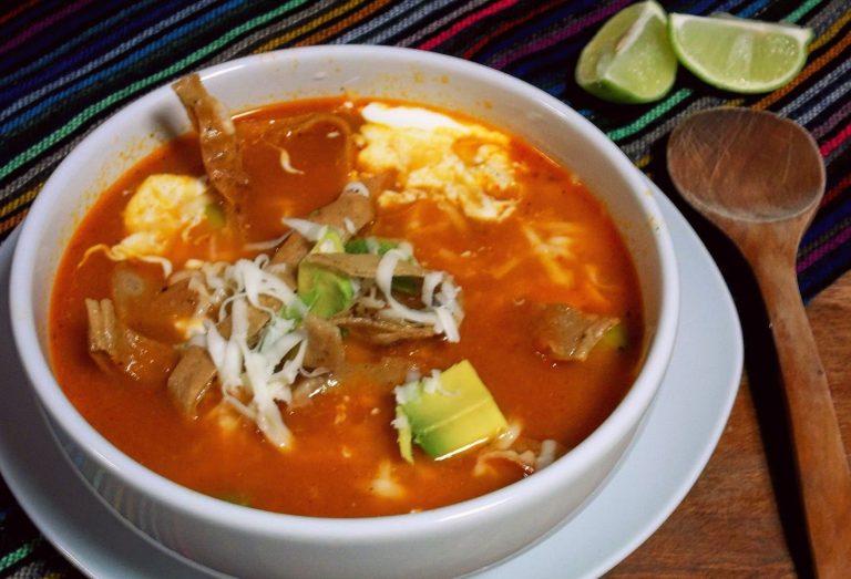 plato de sopa en la mesa