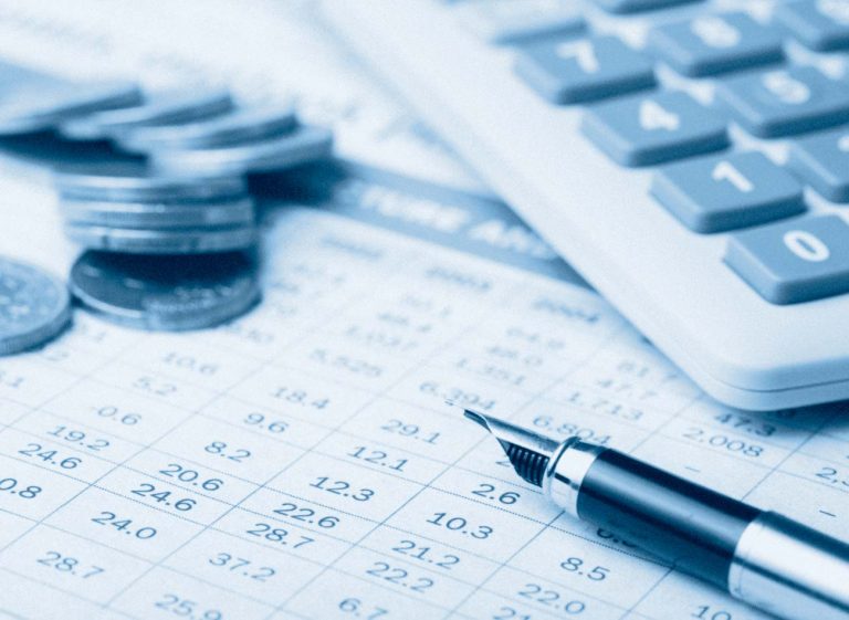 calculadora, monedas y una pluma