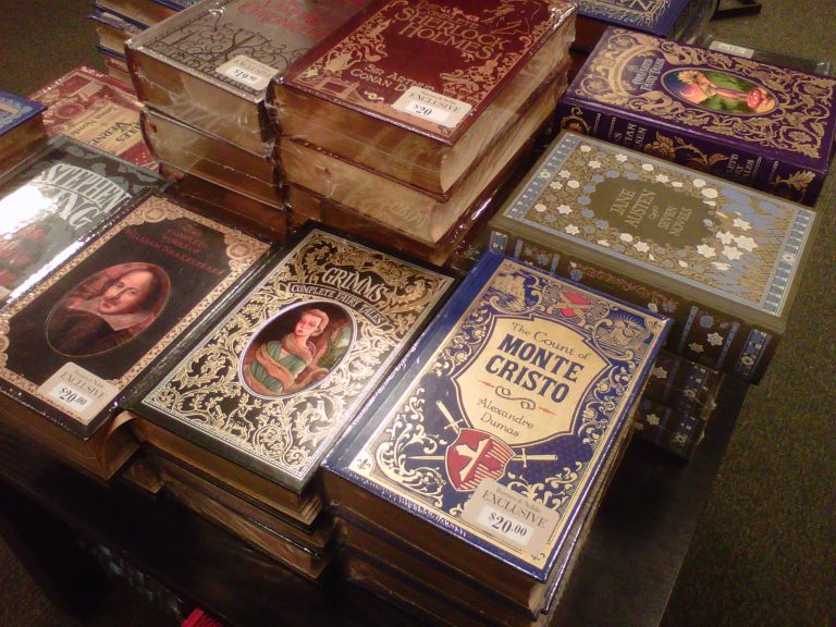 varios libros clásicos sobre una mesa
