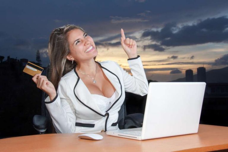 mujer pagando con tarjetas con puntos