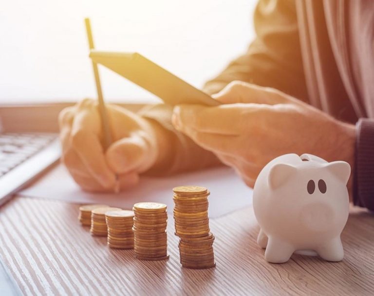 persona ahorrando dinero
