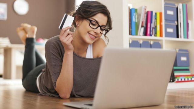 Mujer comprando online