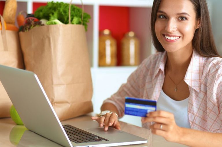 Mujer usando tarjeta de débito