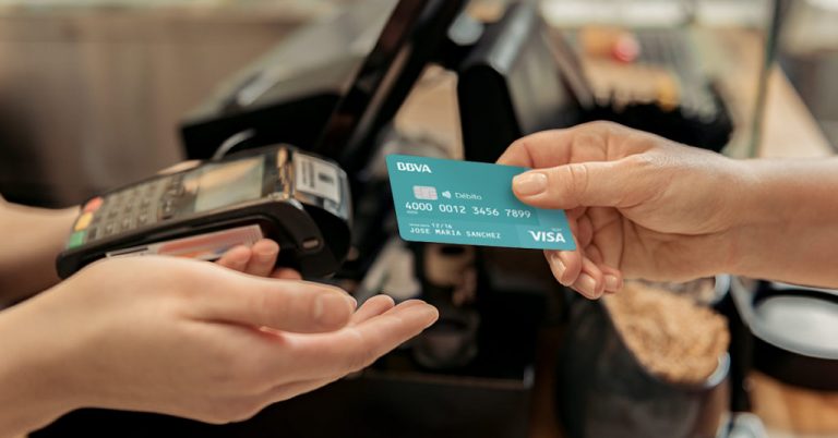 Persona usando tarjeta de debito