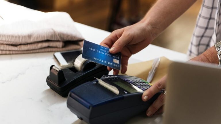 Persona usando tarjeta de debito