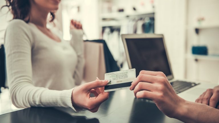 Persona usando tarjeta de debito